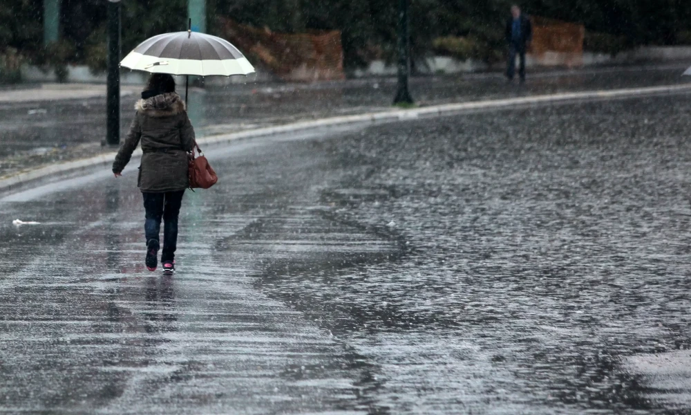 Ανεβαίνει η θερμοκρασία από αύριο - Πού θα βρέξει (βίντεο)